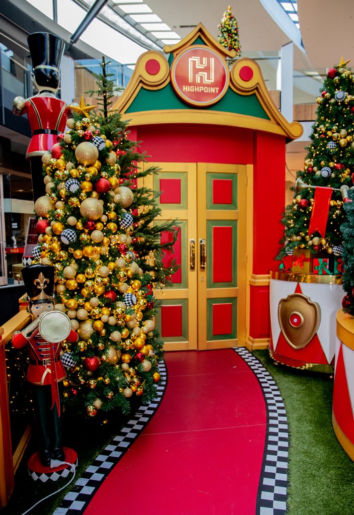 Santa Set entrance